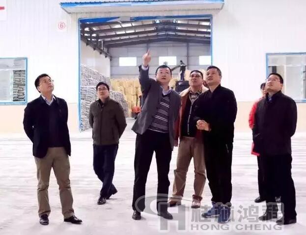 高賢斌(左三)深入到寶豐礦業生產車間調研 高賢斌(左三)深入到寶豐礦業生產車間調研