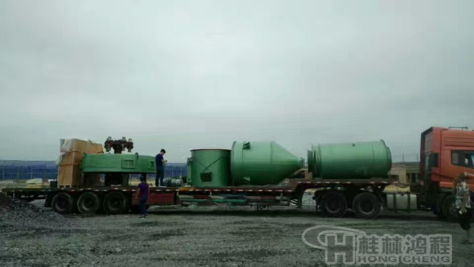 桂林鴻程磨粉機裝車發往客戶現場 桂林鴻程磨粉機裝車發往客戶現場
