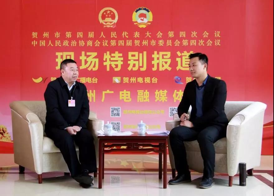 賀州市旺高工業園區管委會主任鄒雪群(左一)接受采訪 賀州市旺高工業園區管委會主任鄒雪群(左一)接受采訪