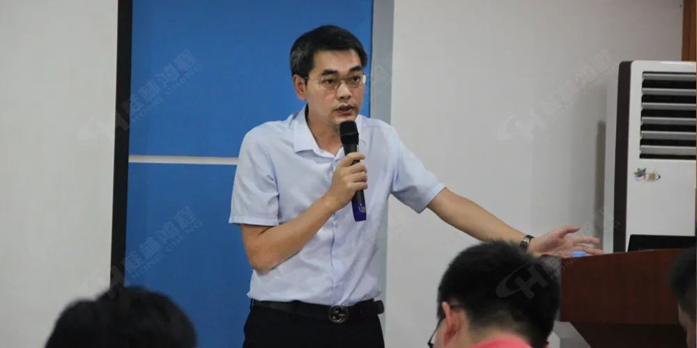 大型磨粉機(jī)廠家桂林鴻程董事長(zhǎng)容棟國(guó)總結(jié)發(fā)言 大型磨粉機(jī)廠家桂林鴻程董事長(zhǎng)容棟國(guó)總結(jié)發(fā)言